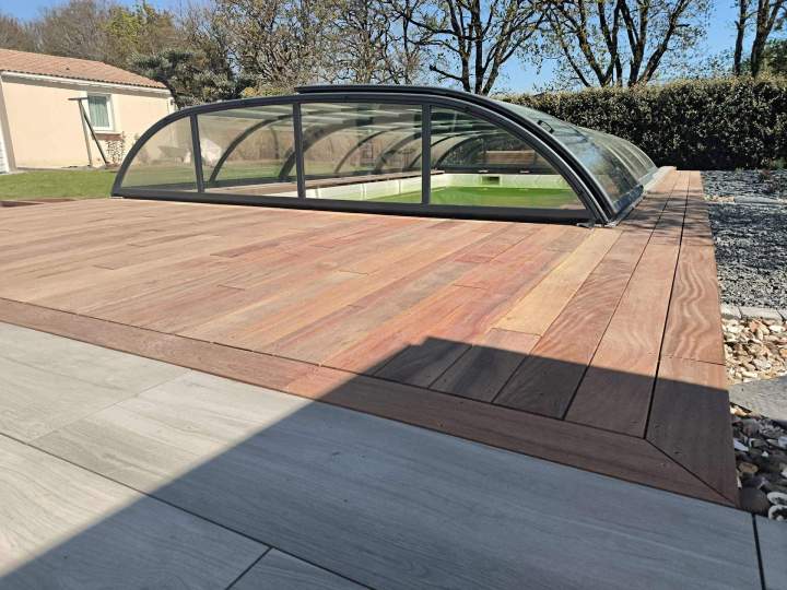Pose de plage de piscine en bois Sèvremoine
